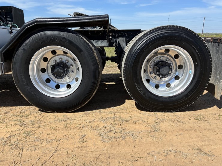 2012-peterbilt-367-image-10