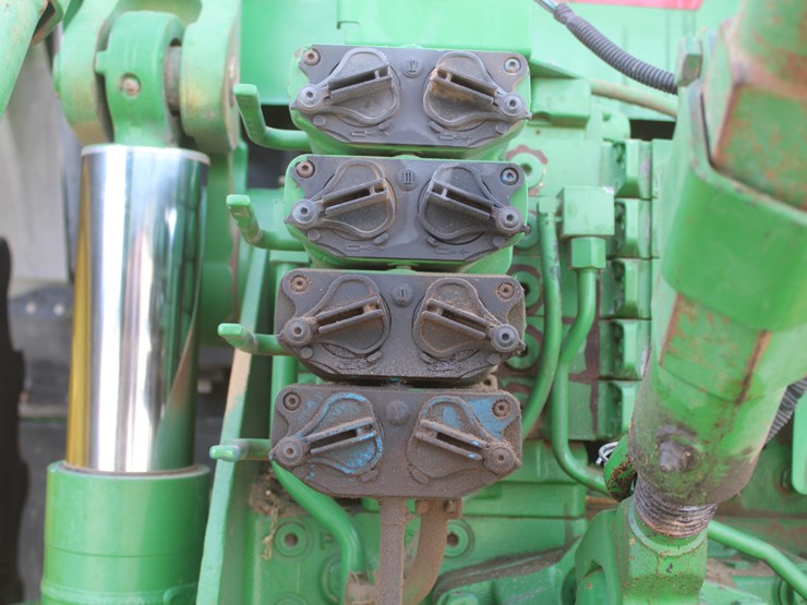 2009-john-deere-8330-image-36