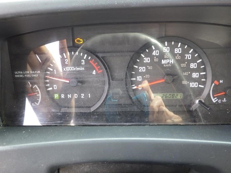 2010-isuzu-npr-image-23