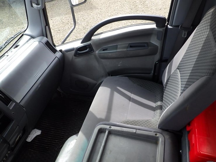 2010-isuzu-npr-image-30