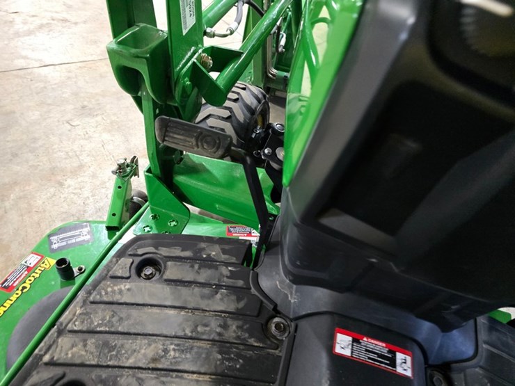 2014-john-deere-1025r-image-22