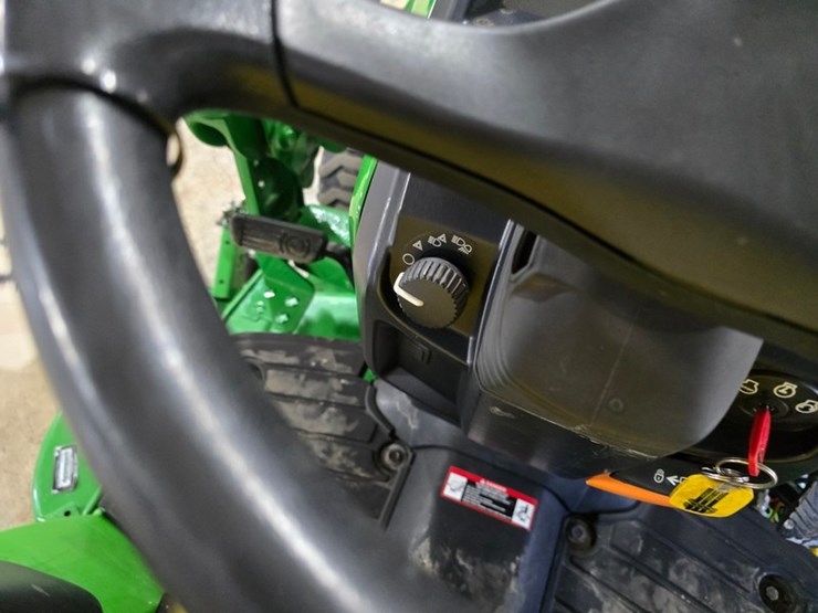 2014-john-deere-1025r-image-28