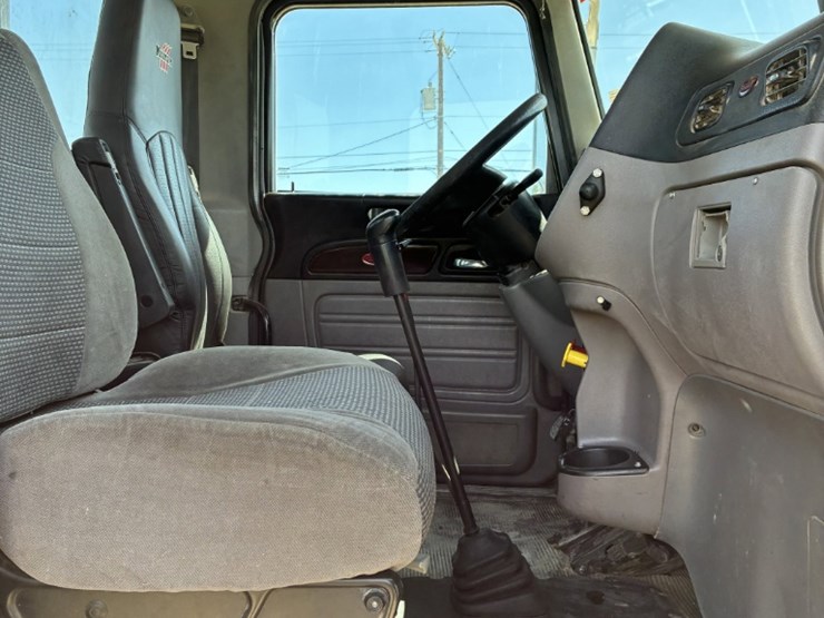 2012-peterbilt-367-image-14