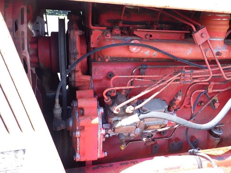 international-f1066-tractor-image-19