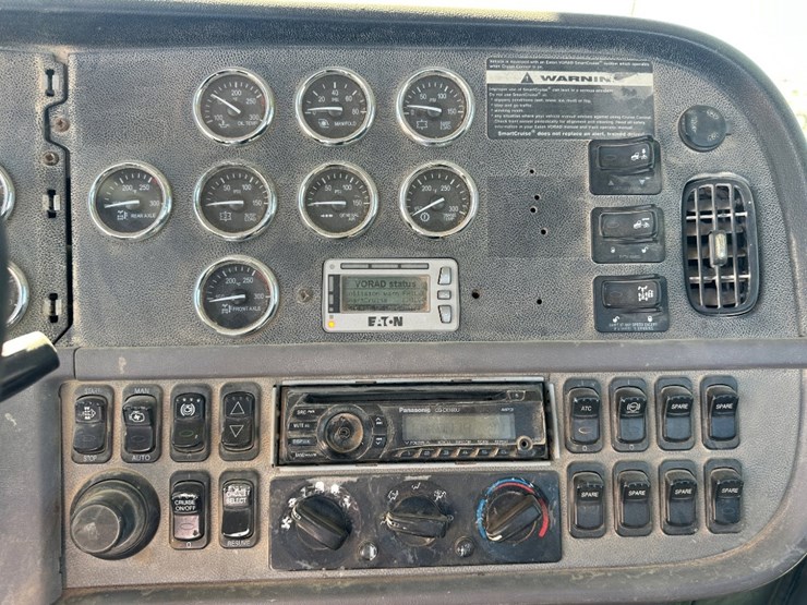 2010-peterbilt-384-image-12