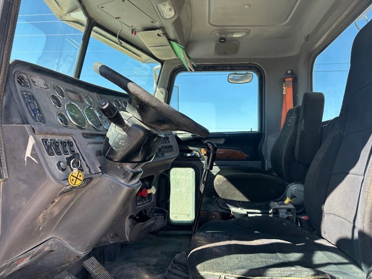 2010-peterbilt-384-image-11