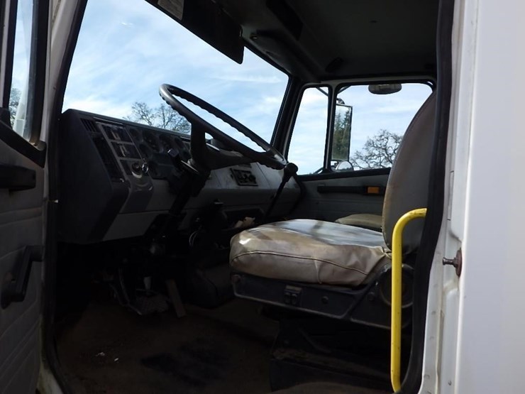 1996-freightliner-fl70-image-32