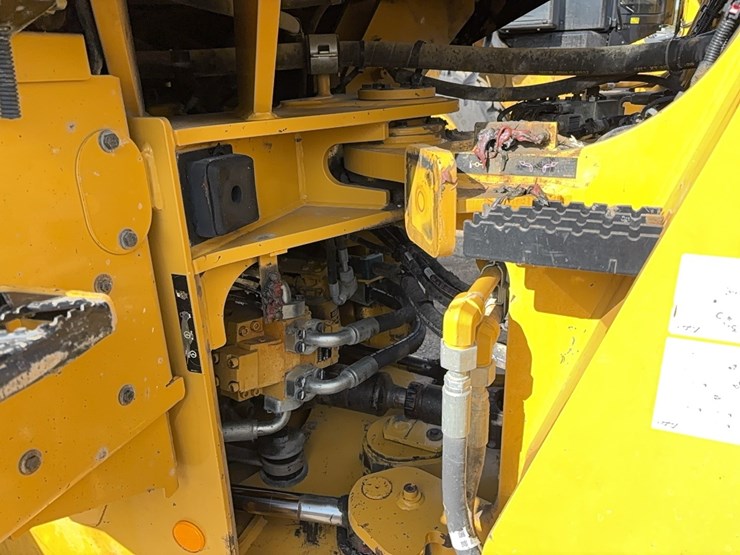 2018-caterpillar-938m-image-11