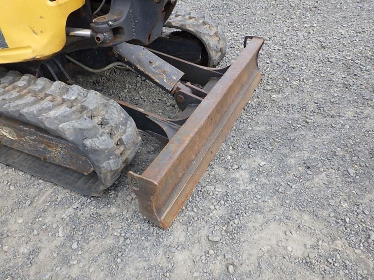 2020-deere-26g-image-32