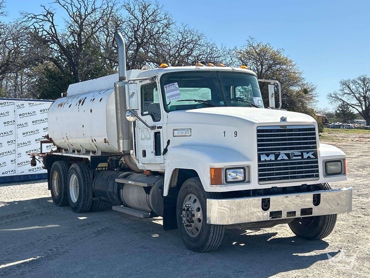 2004-mack-613-concrete-mixing-truck-image-2