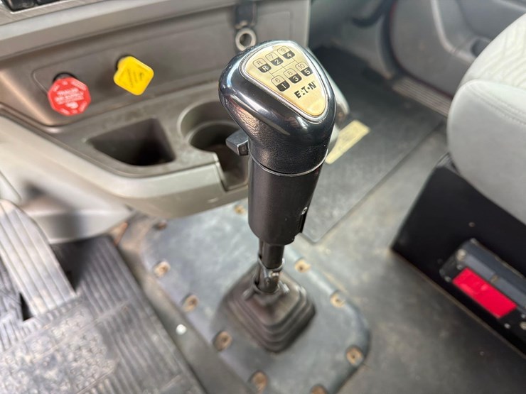 2015-kenworth-t880-image-33