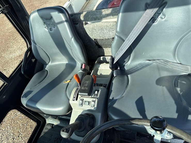 2007-bobcat-5600-toolcat-image-13