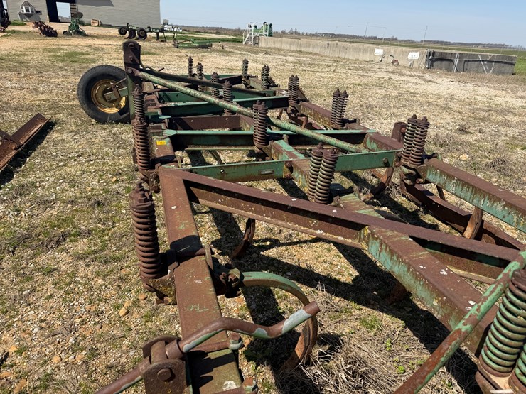 john-deere-100-image-28