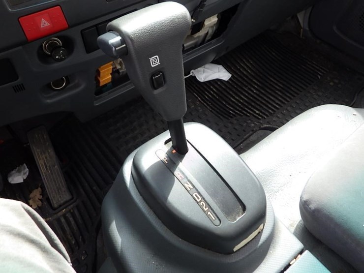 2010-isuzu-npr-image-29