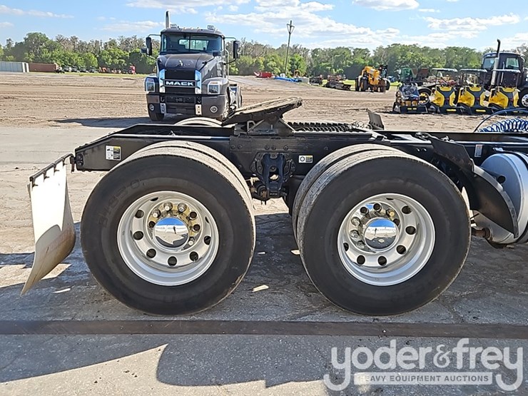 peterbilt-579-image-8