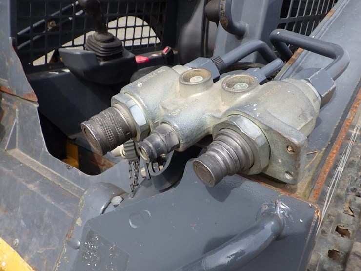 2017-deere-317g-image-18