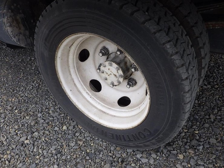 2010-isuzu-npr-image-13