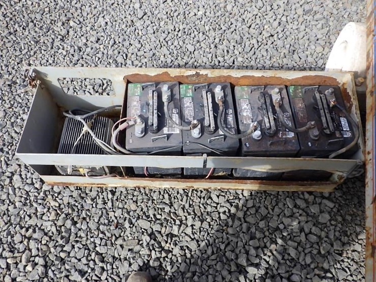 1997-skyjack-sj-3220-scissor-lift-image-12