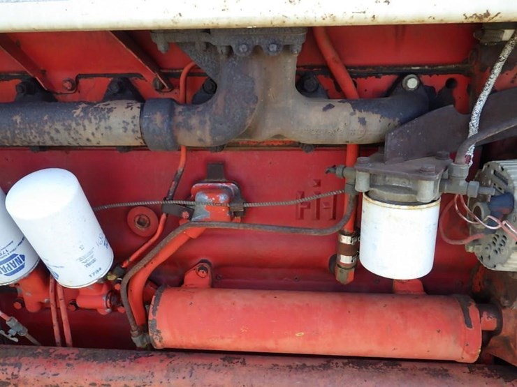 international-f1066-tractor-image-17