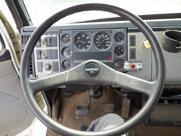 1996-freightliner-fl70-image-35