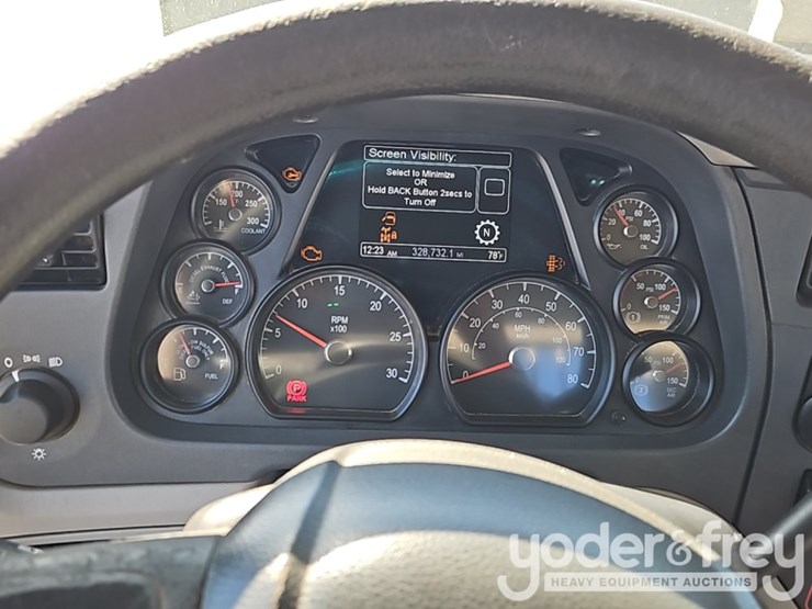 peterbilt-579-image-43