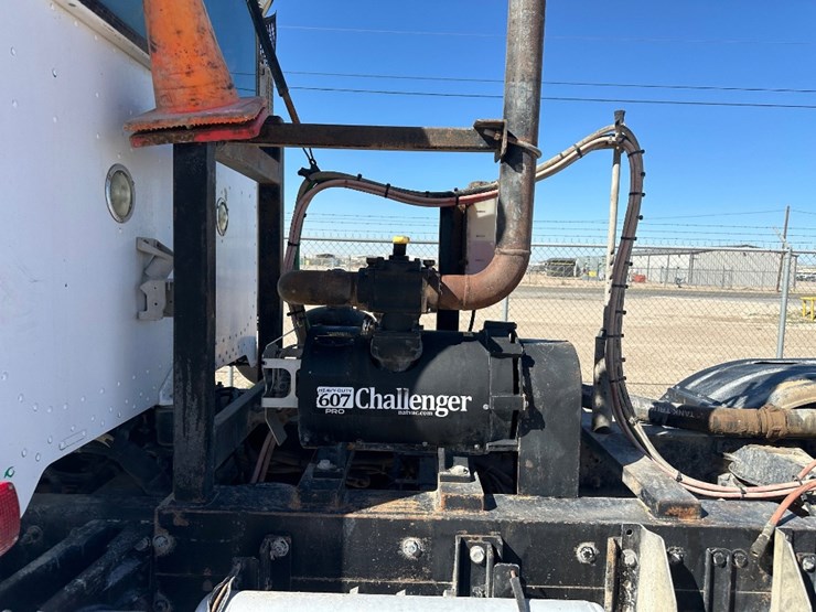 2010-peterbilt-384-image-10