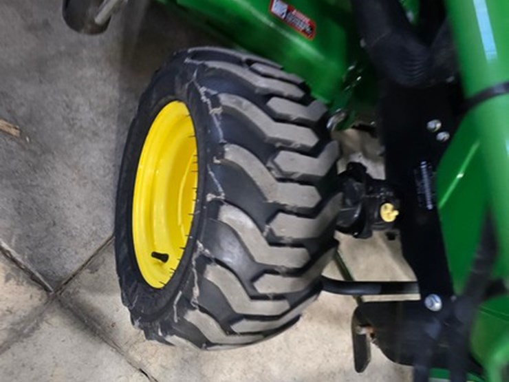 2014-john-deere-1025r-image-15
