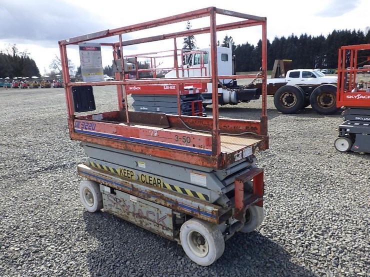 1997-skyjack-sj-3220-scissor-lift-image-7