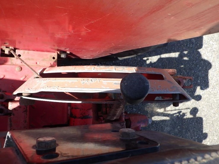 international-f1066-tractor-image-41