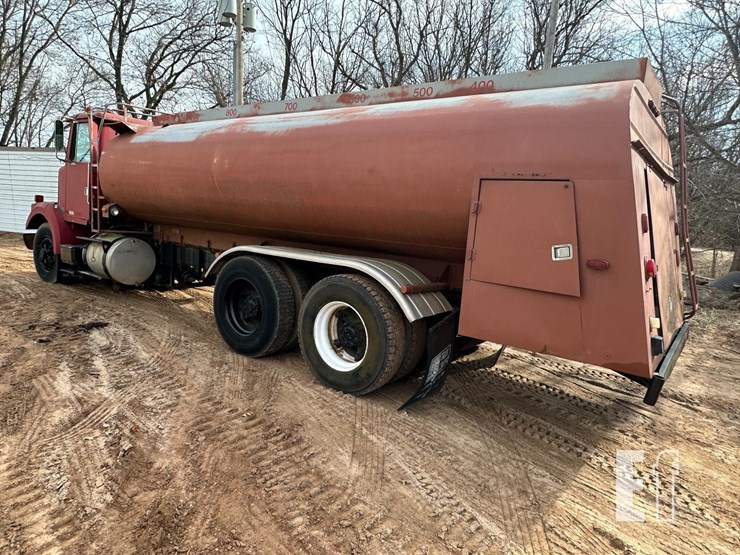 1900-white/gmc-fuel-truck-9618-image-2