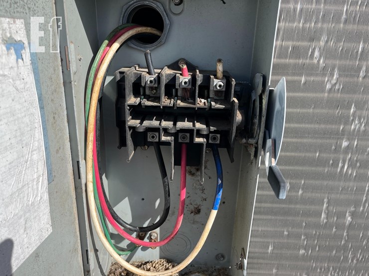 trane-rooftop-heating-/-air-conditioning-unit-image-9