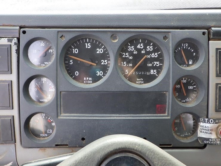 1996-freightliner-fl70-image-36