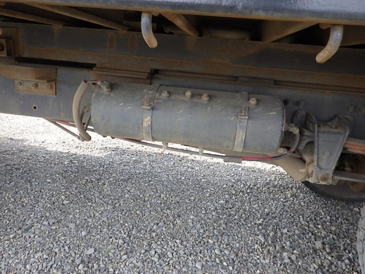 1996-freightliner-fl70-image-30