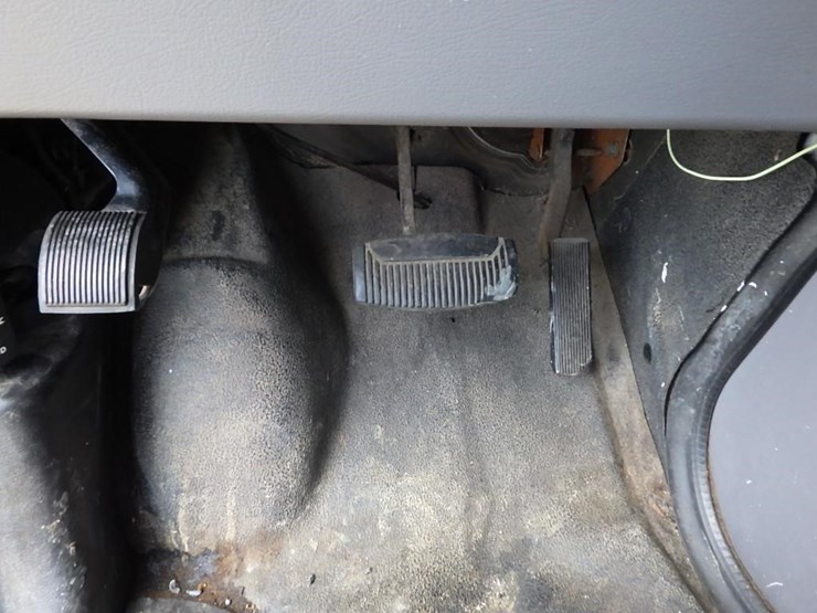 2002-ford-cargo-image-29