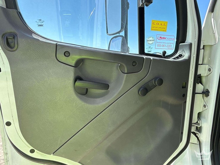 2018-freightliner-m2-106-image-11