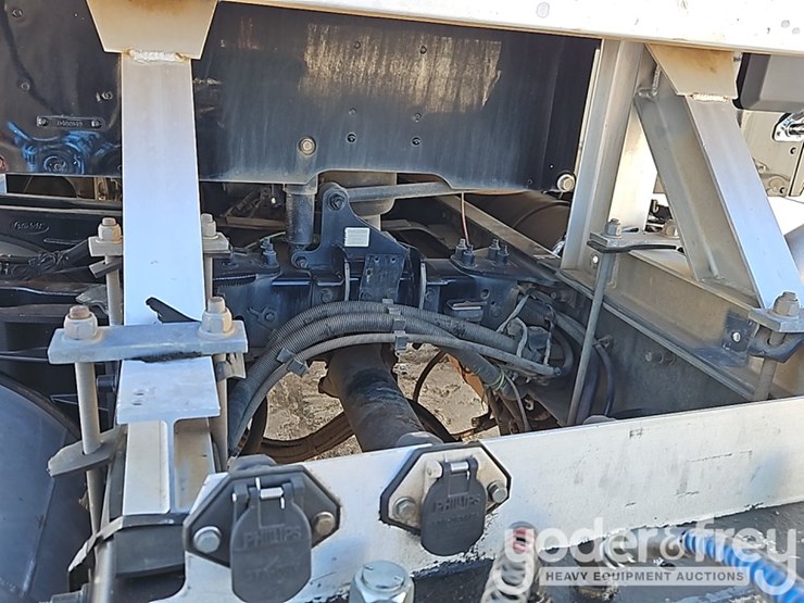 peterbilt-579-image-25