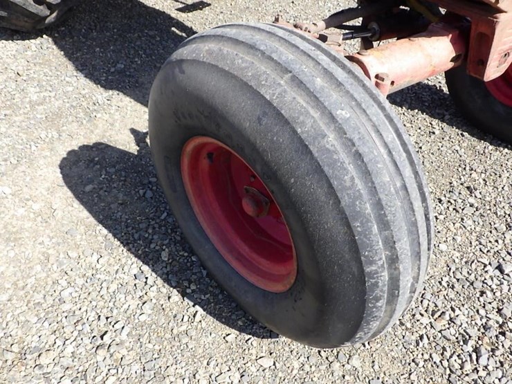 international-f1066-tractor-image-26