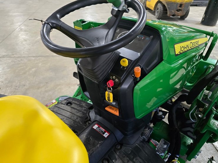 2014-john-deere-1025r-image-26