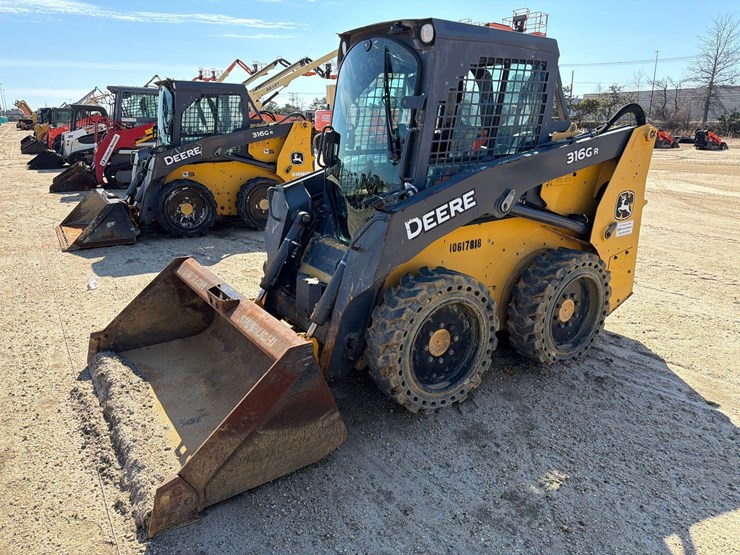 2017-deere-316gr-image-2