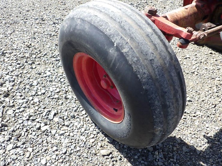 international-f1066-tractor-image-25