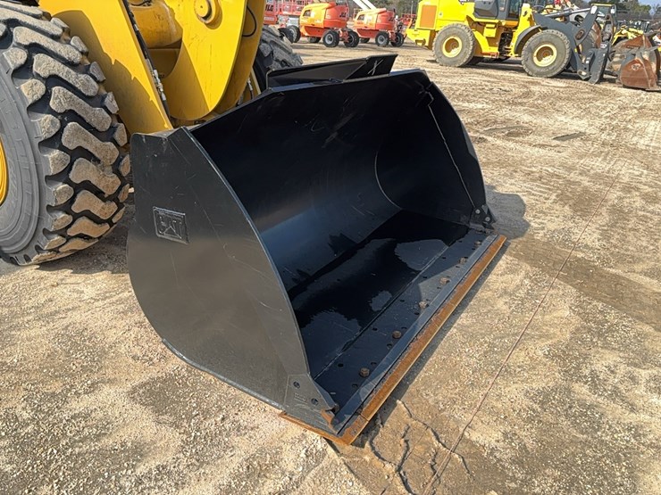 2025-caterpillar-926m-image-12