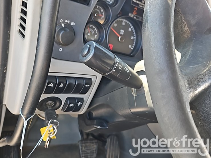 peterbilt-579-image-40