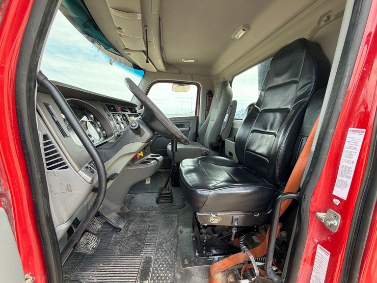 2015-kenworth-t880-image-25