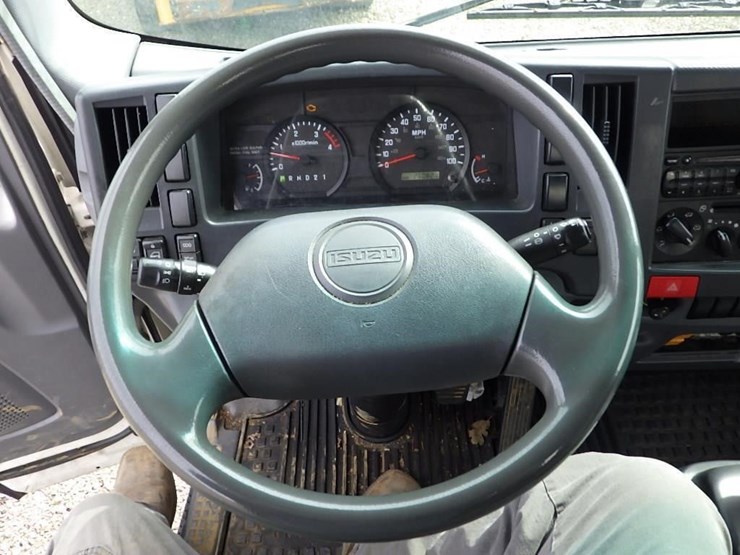 2010-isuzu-npr-image-22