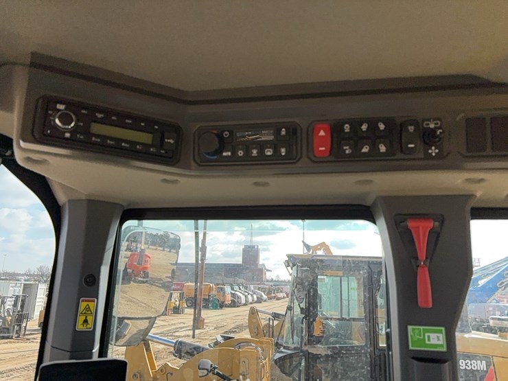 2025-caterpillar-926m-image-18