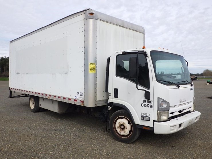 2010-isuzu-npr-image-3