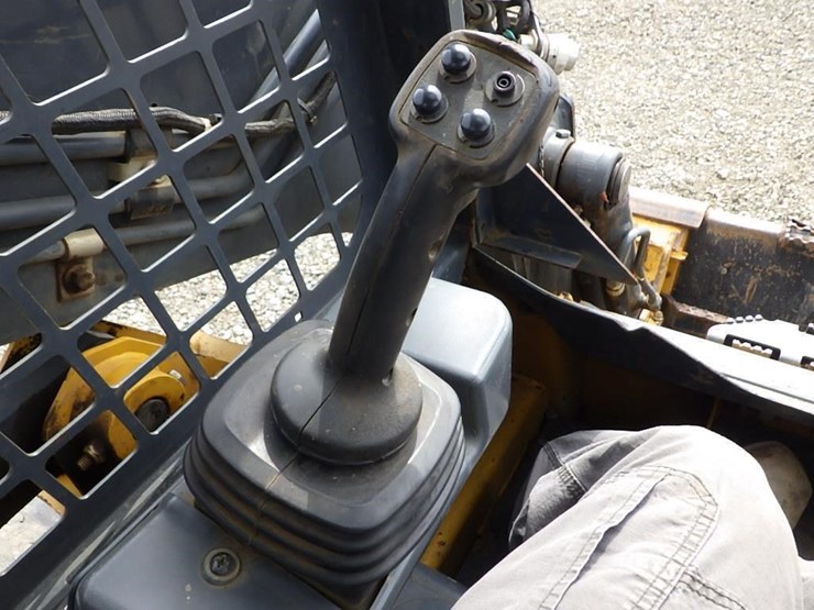 2017-deere-317g-image-22