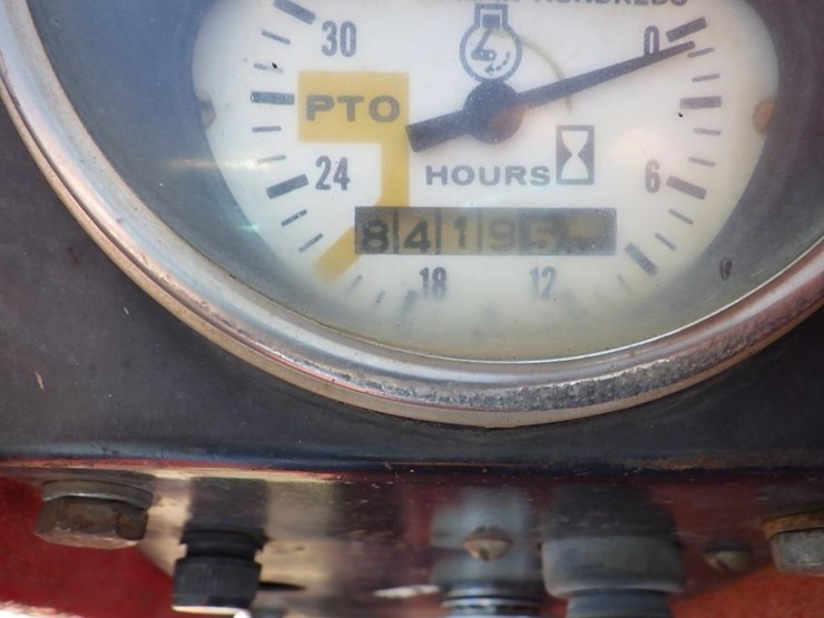 international-f1066-tractor-image-36