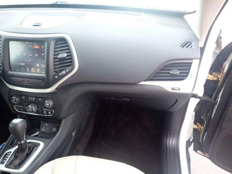 2016-jeep-cherokee-image-45