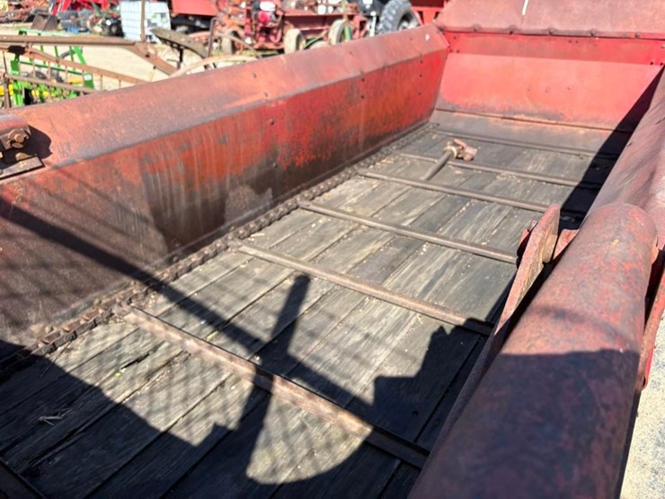 new-holland-327-image-6